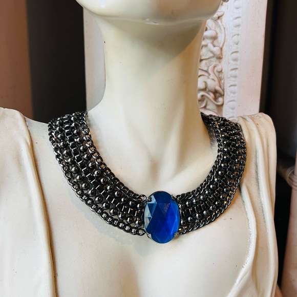 Beautiful Regal looking collar statement necklace Excellent Condition - Picture 2 of 4